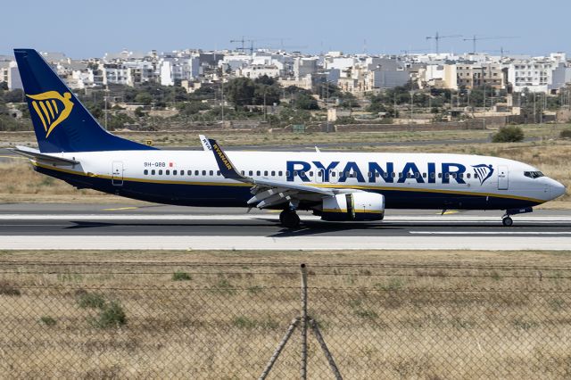 Boeing 737-800 (9H-QBB)