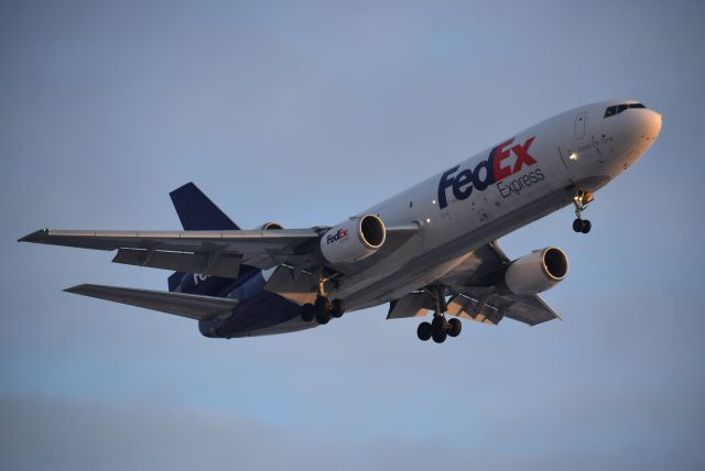 McDonnell Douglas DC-10 (N550FE) - MD10 catching a hint of sunlight on its nose as it approaches runway 28C at KORD.