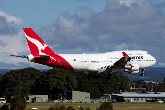 Boeing 747-400 (VH-OEB) - QF64 APPROACHED RWY25 FROM SOUTH AFRICA.. EX-ASIANA 747.