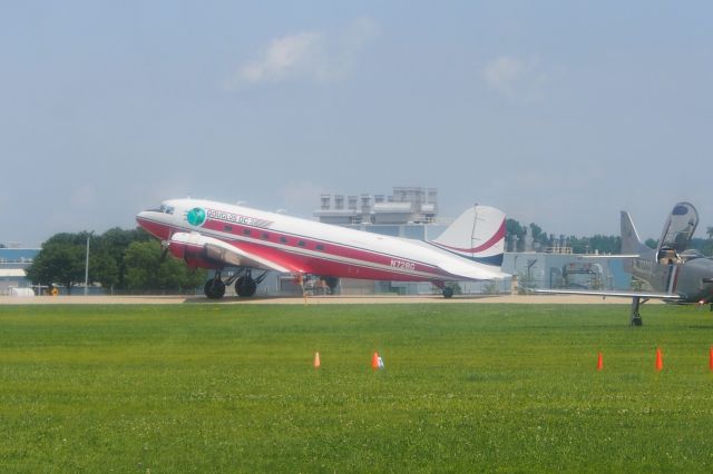 Douglas DC-3 (N728G)