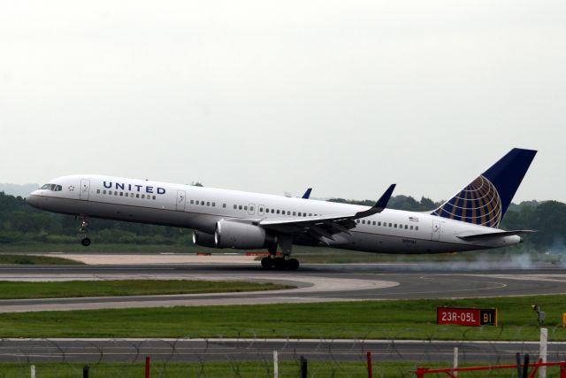 Boeing 757-200 (N19141) - Touching down on rwy 05L on 11-Jun-12.