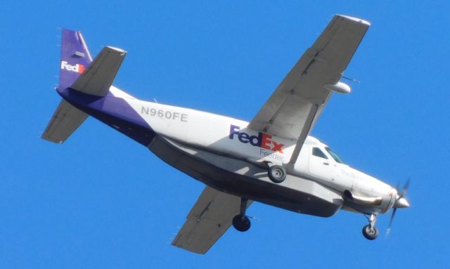 Cessna Caravan (N960FE) - N960FE over Corvallis, Oregon on approach to CVO.  12 March 2019.