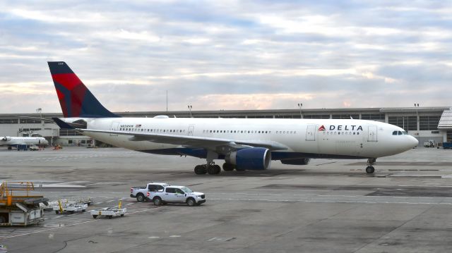 Airbus A330-200 (N858NW) - Delta Air Lines Airbus A330-223 N858NW in Detroit 