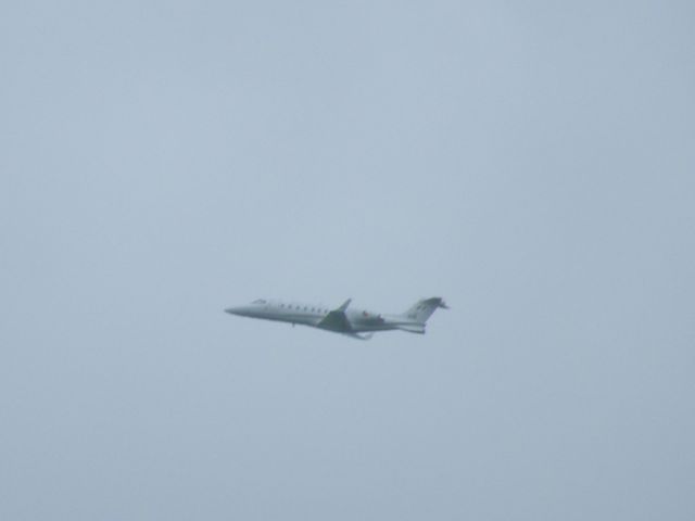 N258 — - 258 LEARJET DOING A touch and go