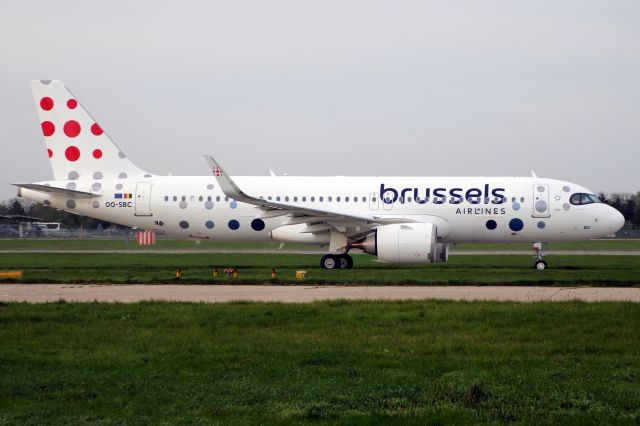 Airbus A320neo (OO-SBC) - Taxiing to depart rwy 09R on 8-Apr-24 operating flight SN2104 to EBBR.