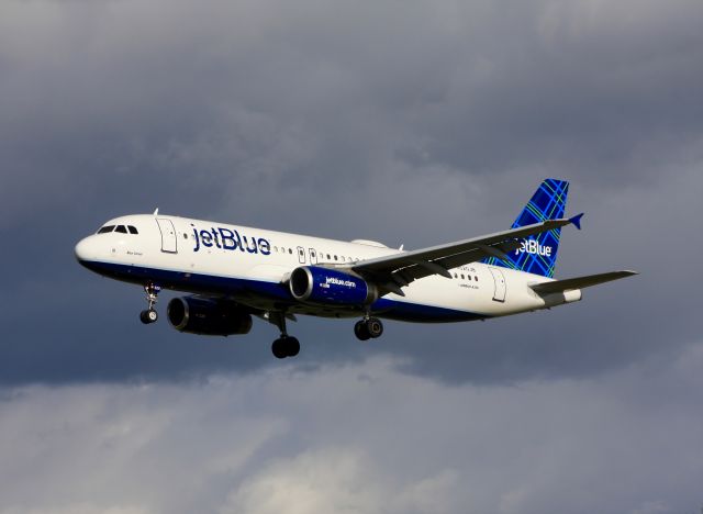 Airbus A320 (N520JB) - Blue Velvet on short final for 34R.