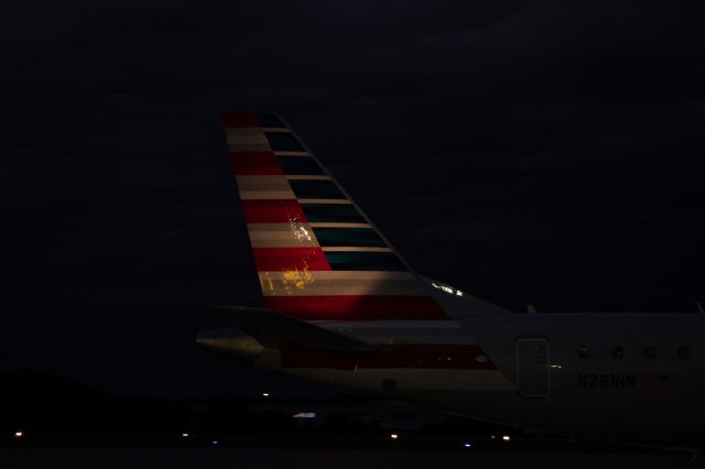 Embraer 175 (N281NN)