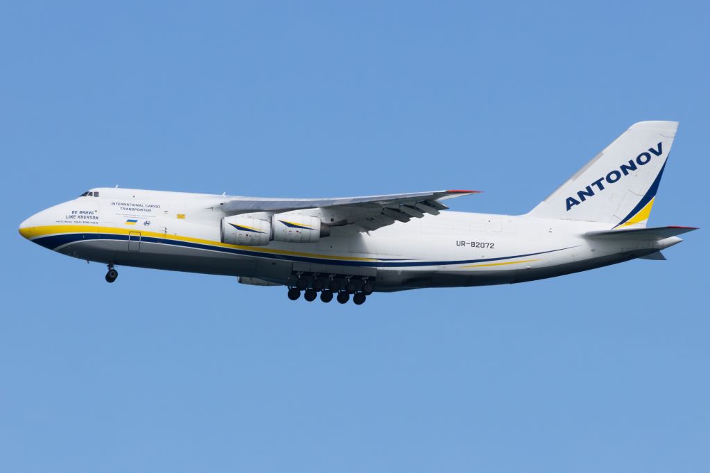 Antonov An-124 Ruslan (UR-82072) - Rare visit by the An-124 to SFO, flying in from DFW. Canon R7 + RF100-400mm.