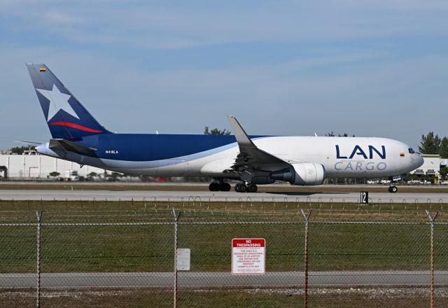 BOEING 767-300 (N418LA)