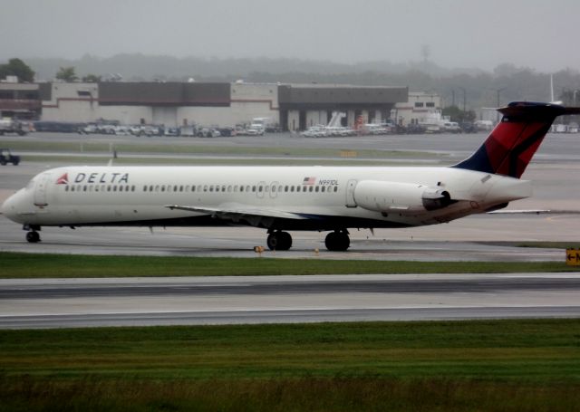 McDonnell Douglas MD-88 (N991DL) - Overlook. Taxing straight to gate. September 27th, 2015.