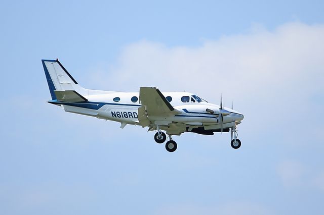 Beechcraft King Air 90 (N618RD) - Aircraft on final approach to runway 4 at KHOU.  9.23.12