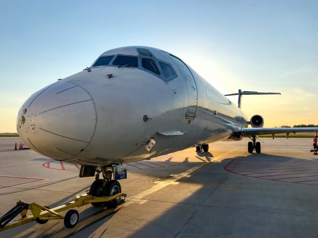 McDonnell Douglas MD-88 (N985DL) - In need of some paint!