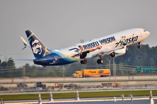 Alaska Airlines Boeing 737-900ER Russell Wilson [N453AS] landing in PDX 