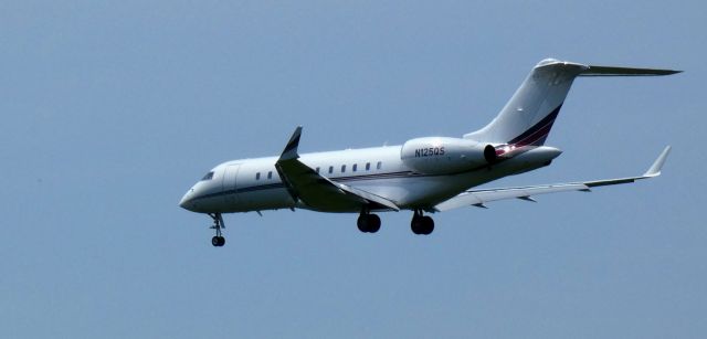 Bombardier Global 5000 (N125QS) - About to touch down is this 2023 Bombardier Global 5500 in the Spring of 2024.