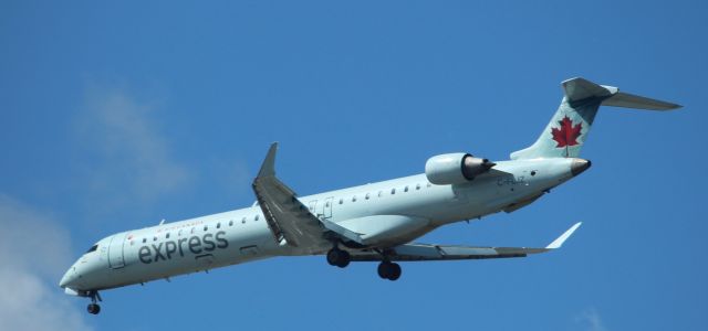 Canadair Regional Jet CRJ-900 (C-FLJZ)