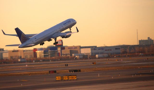 Boeing 757-200 (N597UA)