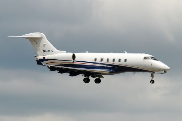 Bombardier Challenger 300 (N517FX)