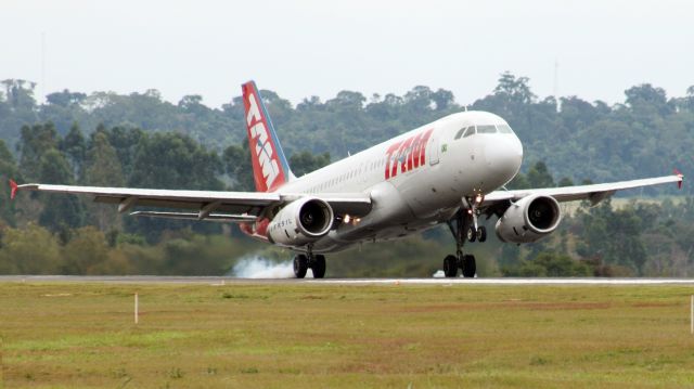 Airbus A320 (PT-MZL)