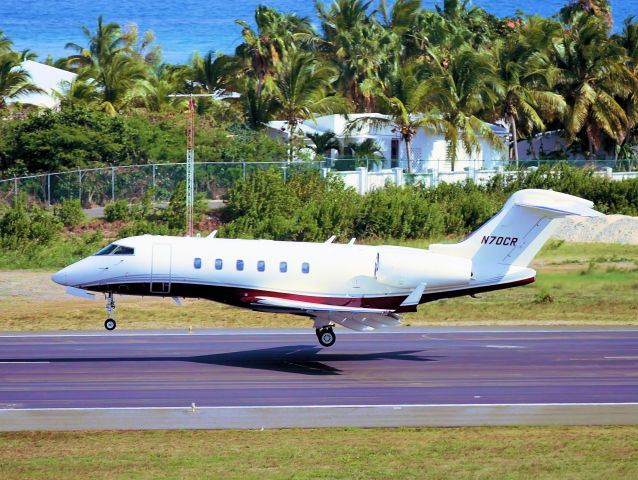 Bombardier Challenger 300 (N70CR)