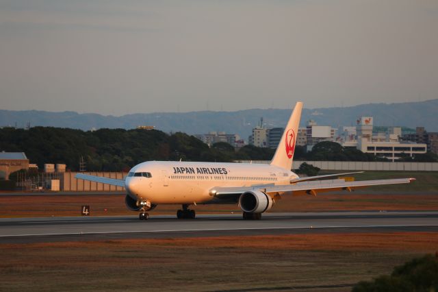 BOEING 767-300 (JA8988)