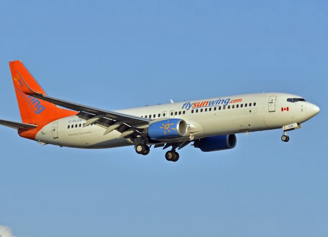 Boeing 737-800 (C-FLSW)