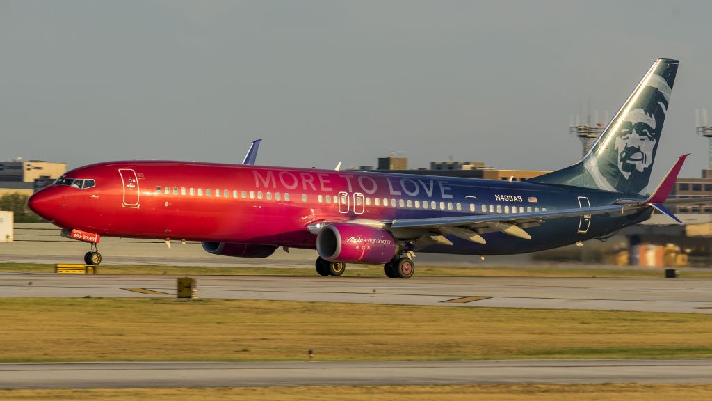 Boeing 737-800 (N493AS) - Departing 4 at sunsetbr /8/4/17