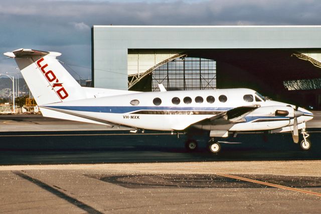 Beechcraft Super King Air 200 (VH-MXK) - LLOYD AVIATION - BEECH 200 SUPER KING AIR - REG : VH-MXK (CN 653) - ADELAIDE INTERNATIONAL AIRPORT SA. AUSTRALIA - YPAD 2/7/1984