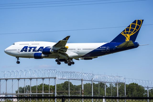 Boeing 747-400 (N464MC)