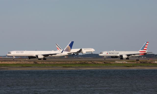 BOEING 757-300 (N57868) - B753 followed by a B752 with a B777-300 landing in the back. 