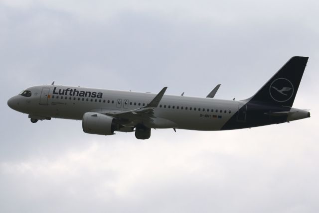 Airbus A320neo (D-AINY) - Delivery flighht for this brandnew A320neo for Lufthansa. Performing a goodbye-wave.