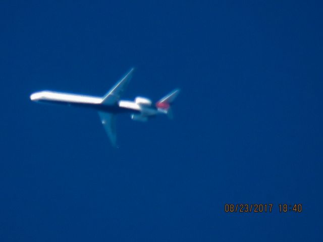 McDonnell Douglas MD-90 (N943DN)