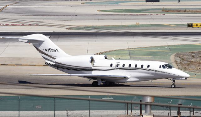 Cessna Citation X (N750DX) - Taxiing to parking at LAX