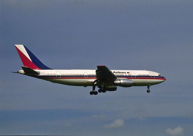 Airbus A300F4-200 (RP-C3004) - Final Approach to Narita Intl Airport Rwy16 on 1987/09/10