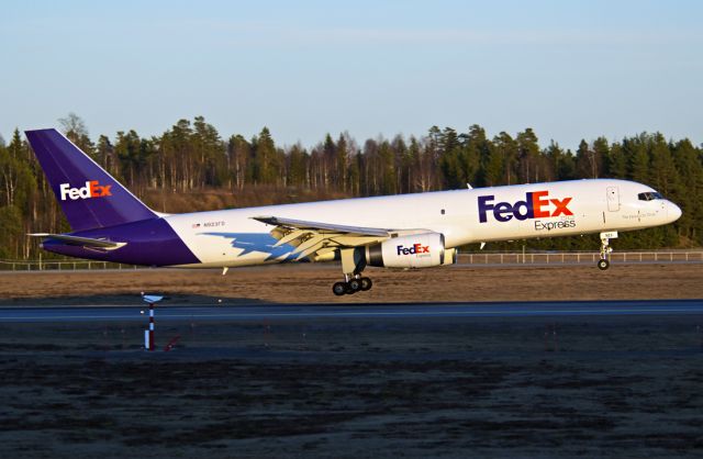 Boeing 757-200 (N923FD)