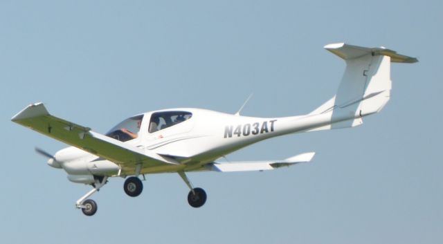 Diamond Star (N403AT) - Final approach to runway 36 at Airventure 2018.