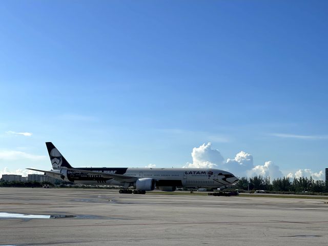 Boeing 777-200 (PT-MUA) - Towing process at Miami International / Gate Repositioning