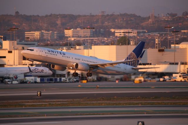 Boeing 737-900 (N68823)