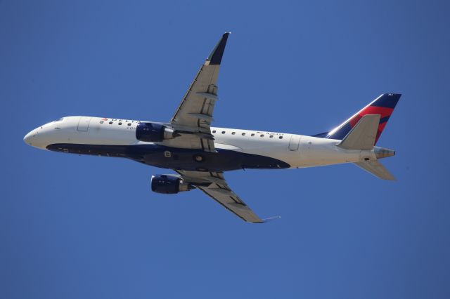 EMBRAER 175 (long wing) (N264SY)