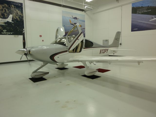 Cirrus SR-22 (N13PY)