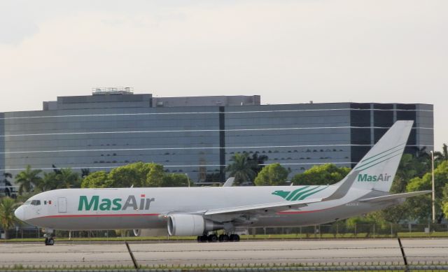 BOEING 767-300 (N420LA)