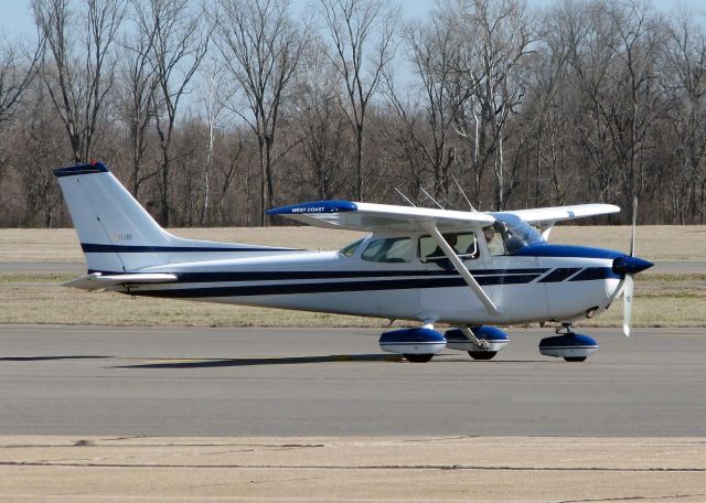 Cessna Skyhawk (N6349D) - At Downtown Shreveport.