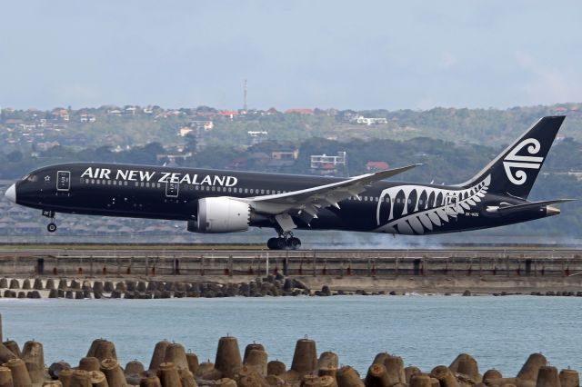 Boeing 787-9 Dreamliner (ZK-NZE) - "All Blacks" livery