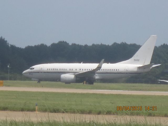 Boeing 737-700 (N5832)