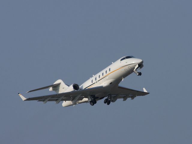 Bombardier Challenger 300 (N104FT)