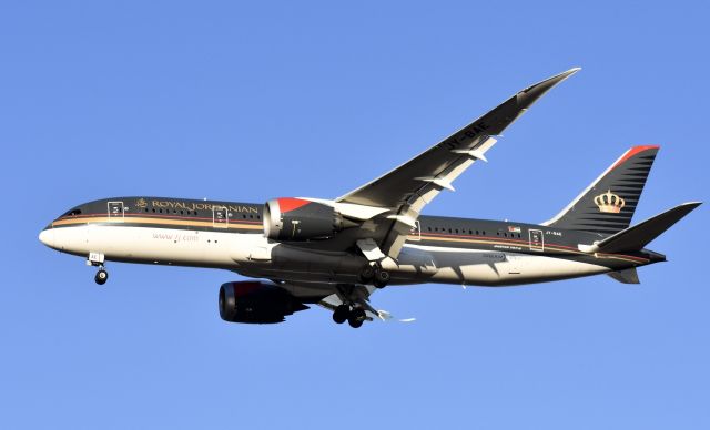 Boeing 787-8 (JY-BAE) - Royal Jordanian 788 on short final for 31R at JFK after a routine flight from AMM...