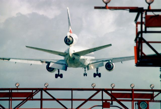 McDonnell Douglas DC-10 —