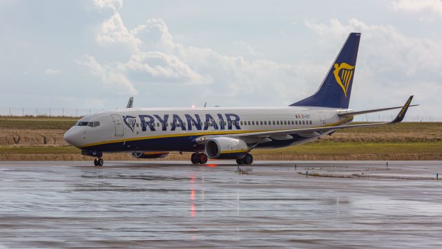 Boeing 737-700 (EI-EFI)