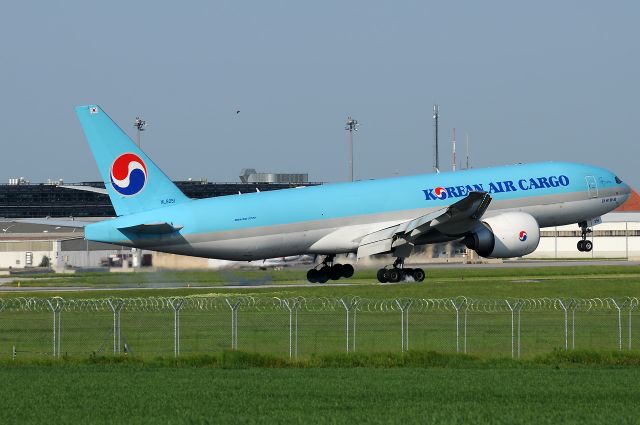 BOEING 777-200LR (HL8251)