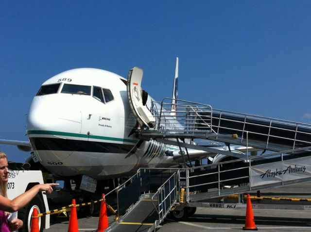 Boeing 737-700 (N589AS) - N589AS at Kona airport, August 2012