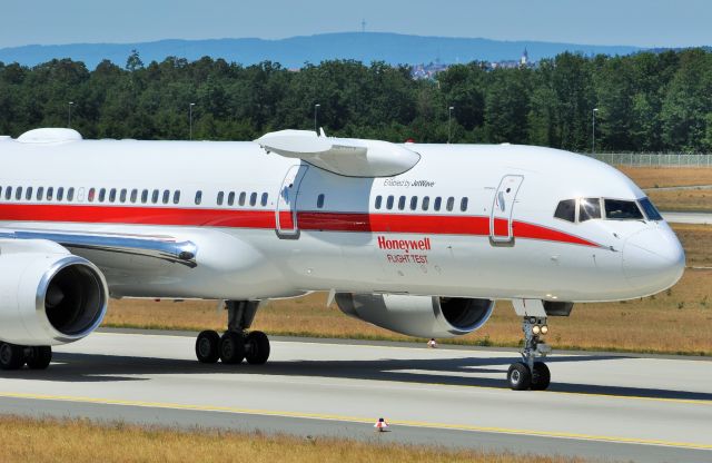 Boeing 757-200 (N757HW) - Honeywell Boeing 757-225 N757HW at Frankfurt International Airport 14 June 2015.